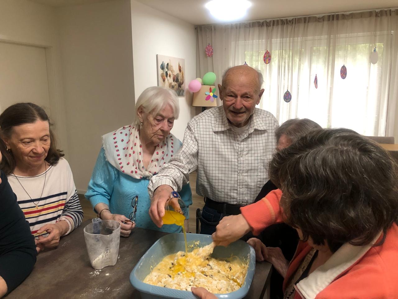 Gemeinsames Backen bei Seniora Hamburg