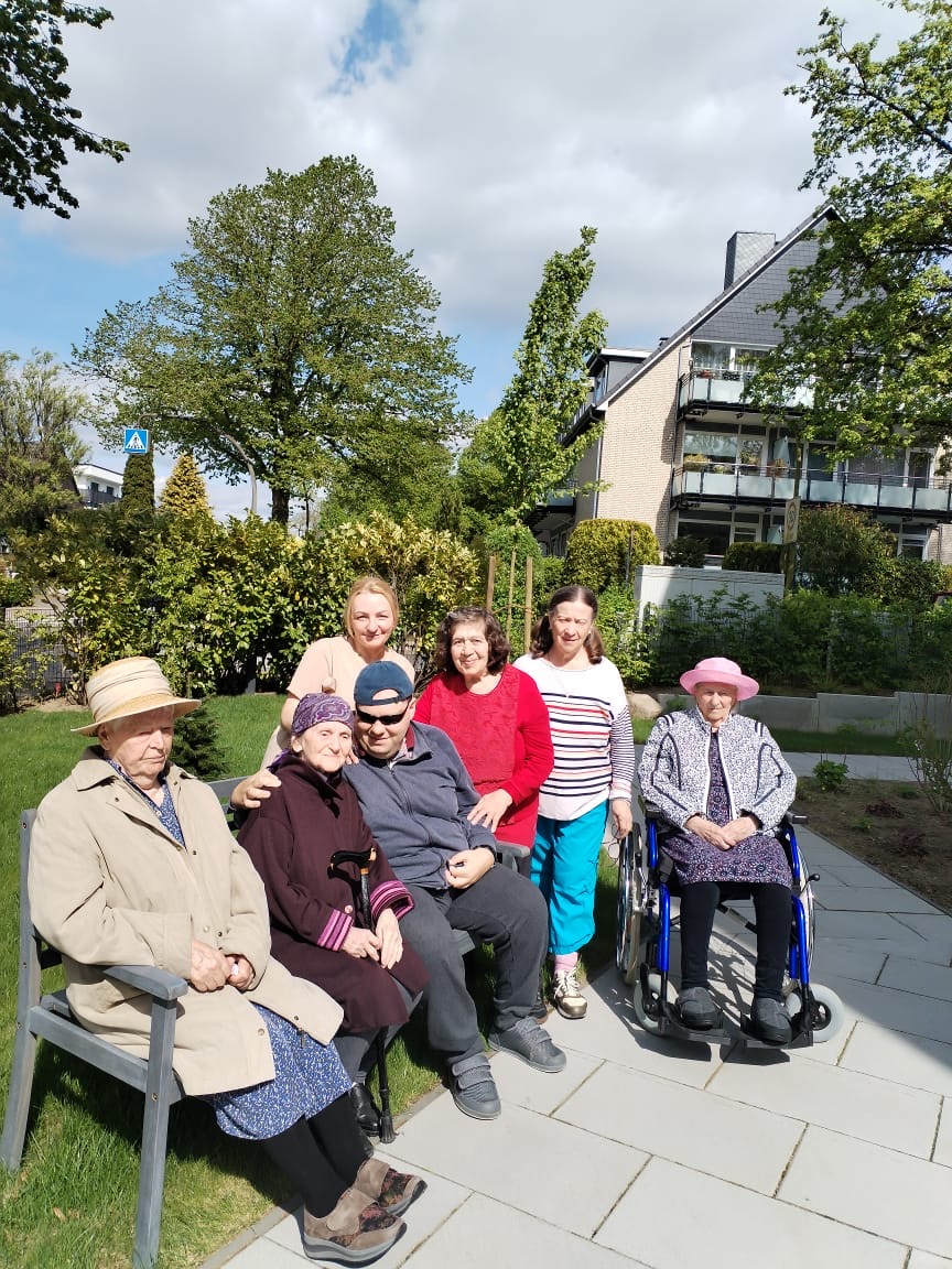 Bewohner im Garten bei Seniora Hamburg