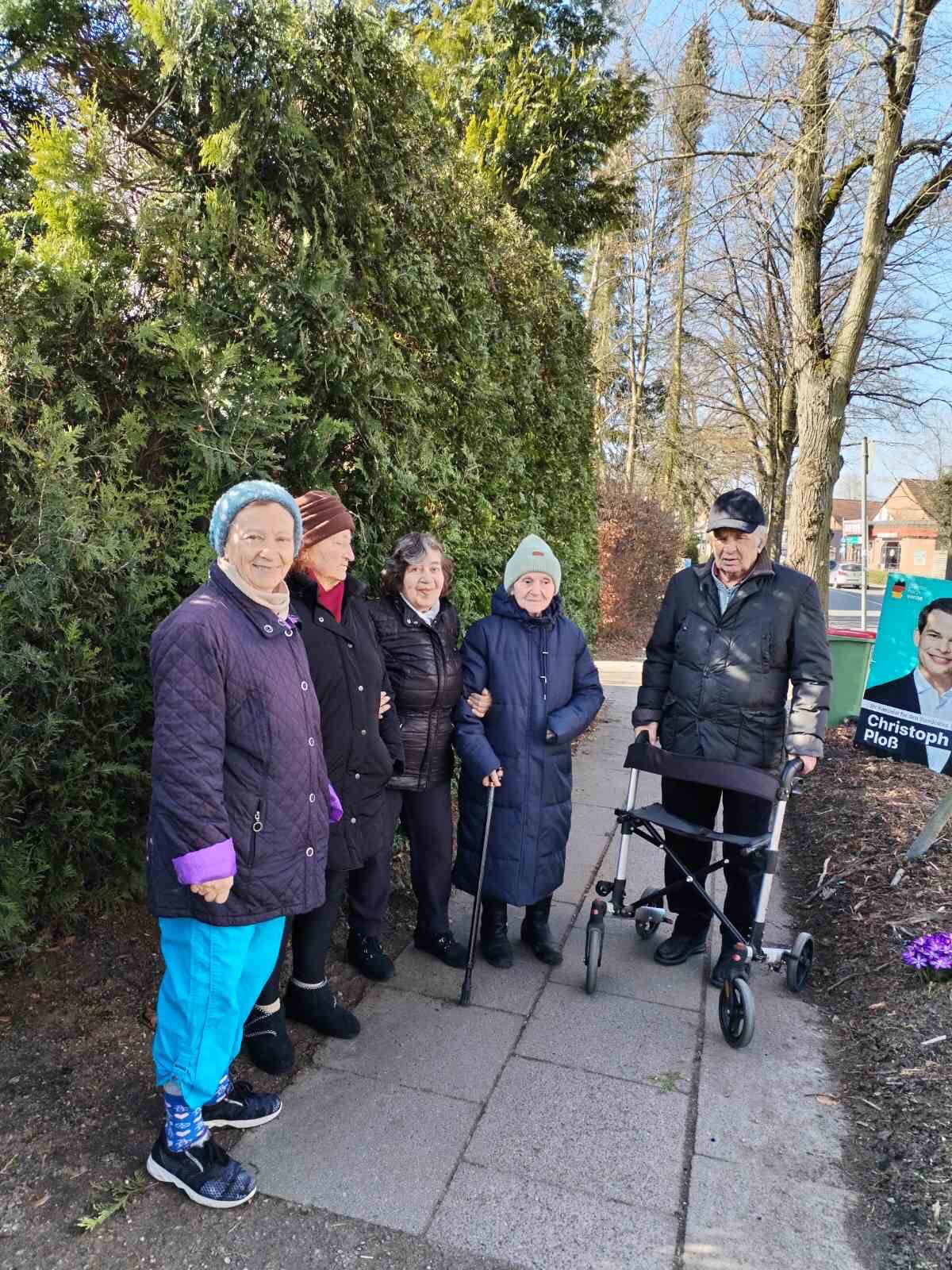 Gemeinsamer Spaziergang – Bewohner und Betreuer von Seniora Hamburg